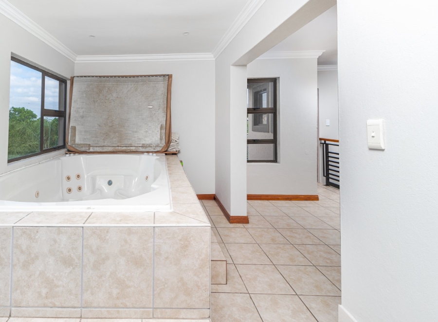 5 Bedroom Property for Sale in Caribbean Beach Club North West